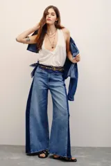 Jean de corte wide leg con diseño bicolor que combina tonos de denim azul claro al frente y azul oscuro en los laterales.