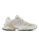 Championes urbanos New Balance modelo 9060, de diseño chunky en tonos blancos y crudos con detalles plateados. Combinan malla y superposiciones de gamuza, con la clásica "N" en el lateral y una entresuela esculpida distintiva.