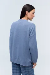 Sweater marrón de tejido de punto realizado en lambswool, con cuello redondo y calce holgado.