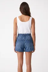 Short de denim de tiro alto en color celeste claro, con cintura fruncida elástica y cordón ajustable delantero. Posee bolsillos frontales appliqués y trabillas para cinto.