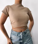 Remera corta de morley con mangas cortas y tiras para atar en la cintura.