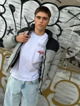 Campera puffer gris con sección superior negra y cierre frontal.