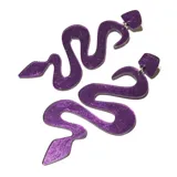 Aros colgantes plateados con forma de serpiente.