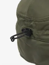 Gorra tipo cap de Carhartt en color negro, confeccionada en nylon resistente con paneles laterales de sherpa para mayor abrigo y cubreorejas integrados. Presenta el parche de la marca en el frente.