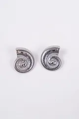 Aros de diseño en forma de caracola con acabado metálico brillante.