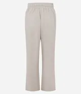 Pantalón deportivo de corte recto confeccionado en microfibra color beige. Presenta cintura elástica con lazo ajustable y bolsillos laterales.