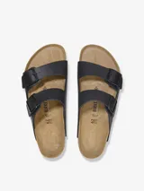 Sandalias Birkenstock modelo Arizona, color negro, con doble tira ajustable y plantilla anatómica de corcho y látex.