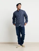 Camisa de manga larga con estampado de lunares pequeños, cuello abotonado y bolsillo en el pecho.