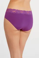 Conjunto de lencería celeste de encaje floral, compuesto por un corpiño con aro y breteles regulables, y una bombacha tipo hipster con detalle de puntilla.