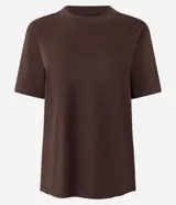 Remera de manga corta con cuello redondo, confeccionada en algodón peruano con acabado suedine. Diseño básico sin estampa, de corte clásico y textura suave.