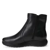 Botas cortas de cuero sintético color negro, con cierre lateral y detalle de tachas en el tobillo.