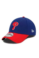 Gorro con visera New Era de los Philadelphia Phillies, modelo 9FORTY ajustable. Presenta corona azul con ojalillos bordados, botón superior y visera curvada de color rojo. Cuenta con la letra 'P' bordada en el frente con relieve en color rojo y borde blanco, y el logo de la marca bordado en el lateral izquierdo.