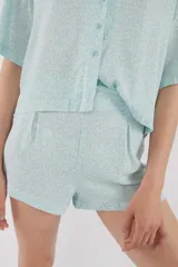 Camisa de manga corta de viscosa con estampado sutil y cuello camisero.