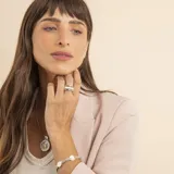 Pulsera de diseño articulado que combina eslabones de plata trenzada con detalles en oro y piezas circulares de nácar engarzadas.