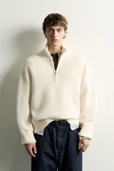 Jersey de hombre con textura efecto pelo, corte boxy fit, cuello perkins con cierre frontal de cremallera, manga larga y acabados en rib.