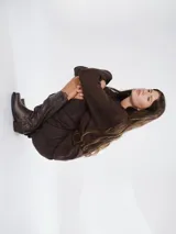 Botas de caña alta estilo western, confeccionadas en cuero color marrón oscuro. Presentan un diseño con puntera cuadrada, taco bajo de madera y una correa decorativa con hebilla metálica en la zona del tobillo.