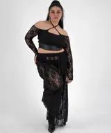 Pantalón de encaje negro con corte palazzo y cintura elástica.