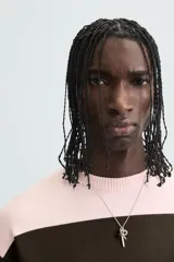 Jersey de punto con diseño de rayas horizontales anchas en color rosa claro y marrón oscuro. Presenta cuello redondo, manga larga y terminaciones en rib.