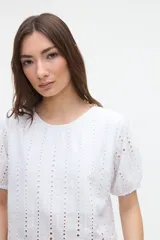 Blusa negra de broderie con mangas cortas abullonadas, cuello redondo y calce clásico.