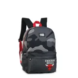 Mochila con estampado de camuflaje en tonos grises y negros, con detalles en rojo. Incluye el logo de la NBA y el escudo de los Chicago Bulls.