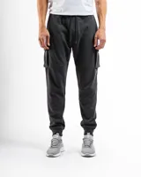 Pantalón tipo cargo de felpa en color gris oscuro, con cintura elástica ajustable mediante cordón, bolsillos laterales tipo cargo y puños elásticos en los tobillos.