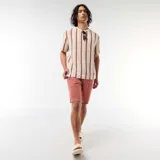 Bermuda de lino mezclado color rosa, de corte clásico con bolsillos laterales y traseros, y cierre con botón y cremallera.