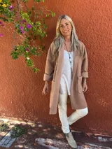 Tapado desestructurado de lana y viscosa, de corte oversize y diseño liviano. Presenta solapas clásicas, mangas largas con puños vueltos y dos bolsillos frontales de parche.