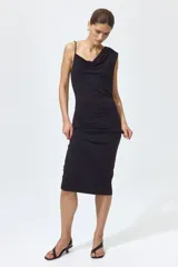 Vestido midi negro confeccionado en punto de crepé, de corte ajustado con escote asimétrico, un bretel fino y un hombro drapeado. Presenta frunces laterales que generan un efecto drapeado en la cintura y largo hasta la rodilla.