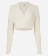 Cardigan cropped color crema con escote en V, manga larga y punto ondulado.