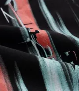 Buzo con capucha y bolsillo canguro, confeccionado en algodón con felpa. Presenta un diseño estampado con temática de carreras en el frente y la espalda, con corte relajado y cordón ajustable en la capucha.