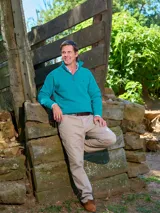 Sweater azul marino de lambswool con medio cierre frontal y cuello alto.