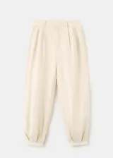 Pantalón de corte recto y tiro regular, con diseño ligero de pinzas en la cintura y bolsillos laterales.
