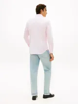 Camisa de manga larga Tommy Hilfiger con cuello clásico y cierre frontal de botones, con patrón de rayas finas en color rosado y blanco.