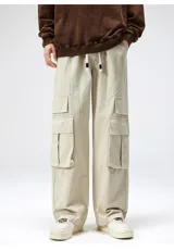 Pantalón cargo negro de corte ancho, confeccionado en gabardina de algodón. Presenta cintura elástica y regulable con cordón blanco, y múltiples bolsillos cargo laterales con costuras destacadas.