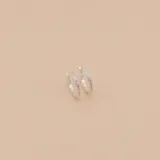 Par de aros tipo argolla en plata 925, con una hilera de circonias incrustadas en la parte frontal.