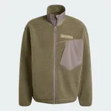 Chaqueta de felpa peluda Adidas Terrex Xploric High Pile color verde militar, con cuello alto, cierre frontal y bolsillo en el pecho con refuerzo sintético.