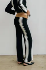 Pantalón de punto tejido a rayas verticales en blanco y negro, de corte recto y tiro alto.