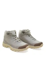 Botas de trekking Santa Barbara modelo Nolan, de caña media en color beige con detalles en marrón en la puntera y suela robusta dentada. Cuenta con cordones y ganchos metálicos para un ajuste seguro.