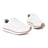 Championes blancos con perforaciones y suela marrón.