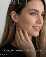 Par de aros de acero quirúrgico tipo argolla con dije colgante en forma de letra con incrustaciones de circonitas.