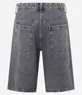 Bermuda baggy de jean color negro con pespuntes contrastantes, cierre de botón y cremallera, y bolsillos.