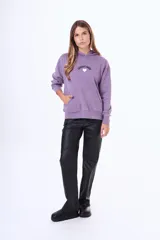 Pantalón de corte recto y tiro alto, confeccionado en material con acabado engomado o efecto cuero, en color negro. Presenta diseño de cinco bolsillos y cierre frontal con botón y cremallera.