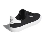 Championes urbanos Adidas modelo 3MC, color negro con suela y detalle en el talón de color blanco. Presentan un diseño de perfil bajo con exterior de lona resistente y el icónico logo de la marca en el lateral.