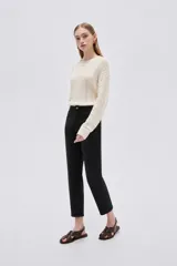 Pantalón jean gris oscuro de corte slim fit y tiro alto, con diseño clásico de cinco bolsillos.
