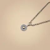 Collar de cadena de eslabones de plata con detalles en oro, que incluye un dije circular con diseño de greca griega y centro en oro.