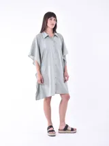 Vestido camisero corto color verde menta, de manga mariposa y corte holgado, con cuello y cierre frontal de botones.