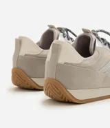 Championes de estilo runner retro de la marca Satinato, en color beige con detalles contrastantes en blanco y suela de goma.