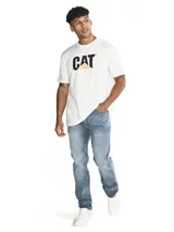 Pantalón de jean estilo slim fit para hombre, con diseño de cinco bolsillos, cierre de cremallera y botón metálico.