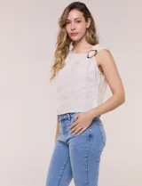 Blusa sin mangas de lino color beige, de calce recto y escote asimétrico con detalle de hebilla metálica decorativa y pliegue fruncido en el hombro.