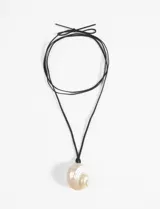 Collar con cordón negro ajustable y dije de concha natural.